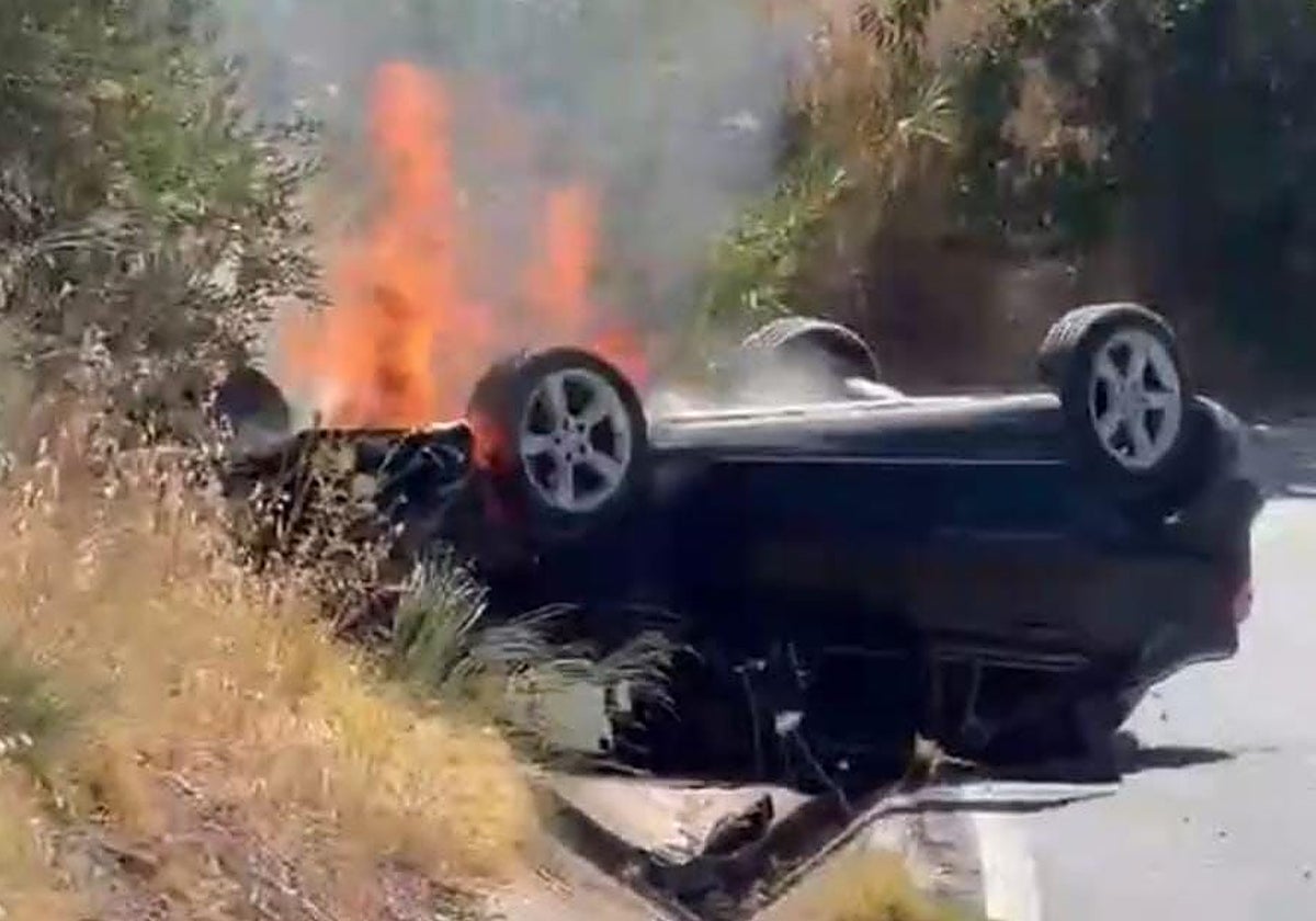 El vehículo accidentado, en llamas