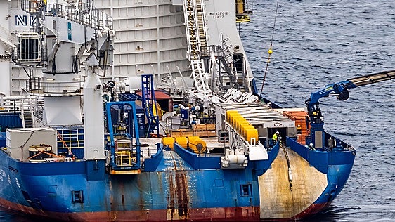 Así tiende el buque 'Victoria' el cable eléctrico de 276 km que unirá España y Francia bajo el mar