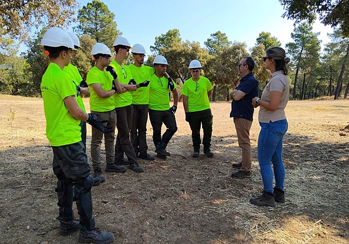 Los alumnos con la profesora y el director del Parque Natural de Despeñaperros, José Ambrosio González