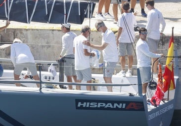 Felipe VI vuelve a navegar tras diez días volcado en la crisis de Ceuta y los incendios