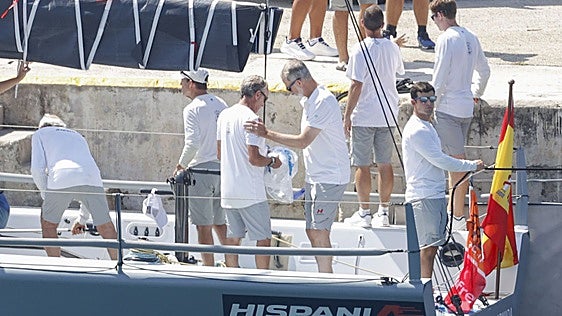 Felipe VI vuelve a navegar tras diez días volcado en la crisis de Ceuta y los incendios
