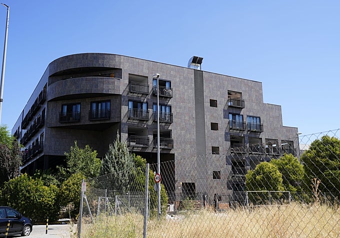 Exterior de uno de los tres edificios que componen el macrocomplejo de Rejas, en San Blas.