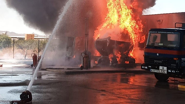 El incendio de un camión cisterna en una gasolinera obliga a una evacuación de urgencia en Murcia