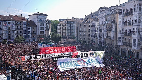 La guerra de propagandas vuelve al País Vasco: Bildu, colectivos proetarras y los nuevos comunistas toman las fiestas