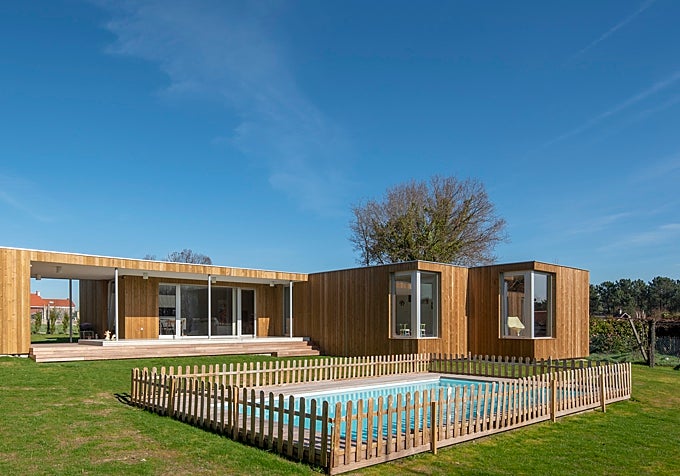 Una vivienda modular con piscina.