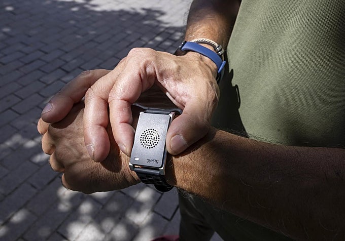 Imagen del nuevo modelo de pulseras preventivas de golpe de calor que ha adquirido el Ayuntamiento de Alcalá de Henares.