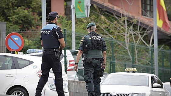 Un guardia civil asesina a tiros a su expareja, también agente, en el cuartel de Llanes (Asturias)