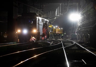 Las vibraciones en tres edificios del barrio de Trinidad Vieja de Barcelona por las obras del tren obligan a evacuar los vecinos