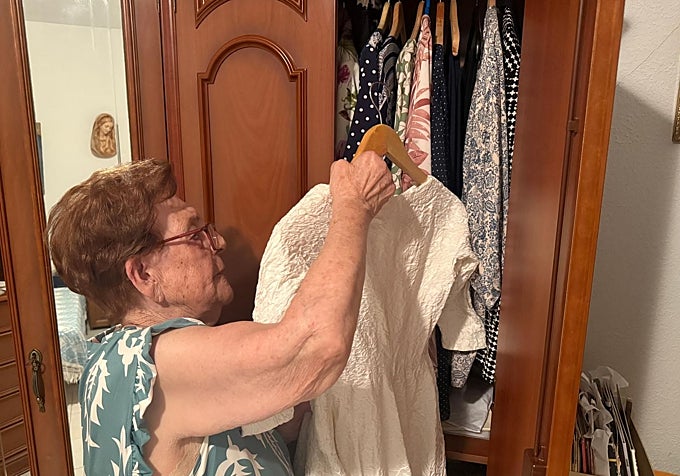 Laurentina guarda su vestido de novia y con el más de seis décadas de recuerdos y memoria.