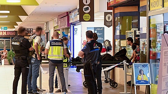 Detenido el hombre que mató a su expareja en un centro comercial de Murcia tras darse a la fuga durante horas