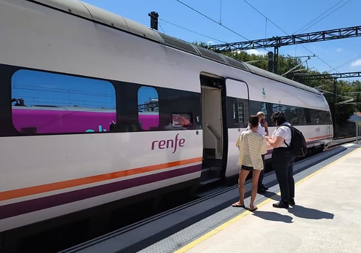 Tren detenido en La Coruña este mediodía debido a un incendio próximo a las vías.