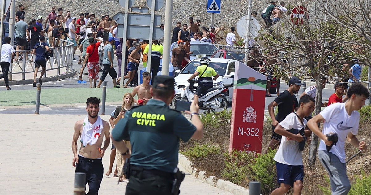 Fuerzas de seguridad recibieron instrucción de «invitar a marcharse» a los migrantes en Ceuta y «no actuar»