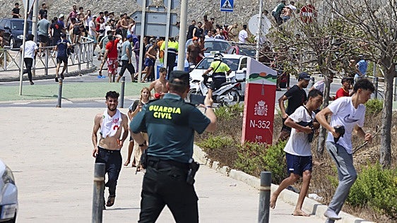 Fuerzas de seguridad recibieron instrucción de «invitar a marcharse» a los migrantes en Ceuta y «no actuar»