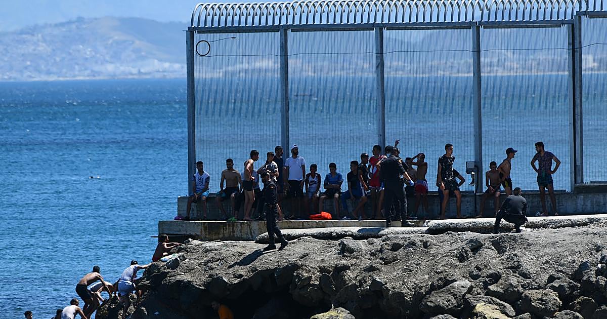 Muere un joven al caer al mar cuando intentaba entrar en Ceuta en parapente desde Marruecos