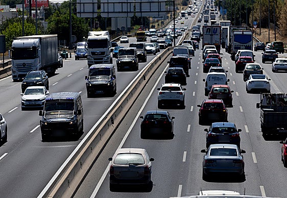 La DGT obliga a encender las luces de cruce durante el eclipse: el motivo por el que tu coche no lo hará solo
