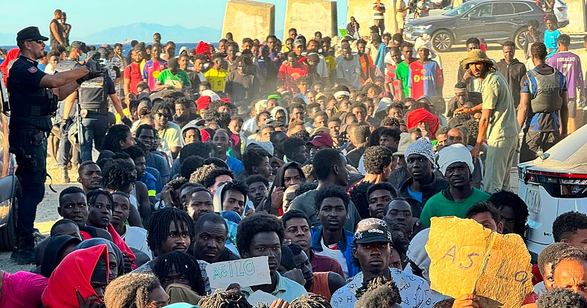 Bruselas avisó de la presión migratoria en Ceuta y contradijo a Sánchez: «Requiere poca ayuda de las mafias»