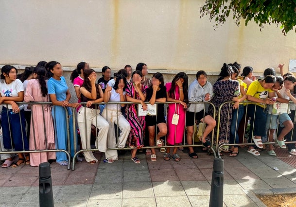 Las menores haciendo cola al sol para ser identificadas