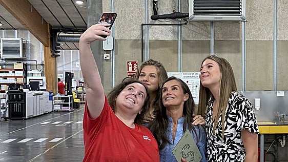 La Reina y sus hijas visitan a personas con discapacidad en sus vacaciones en Palma