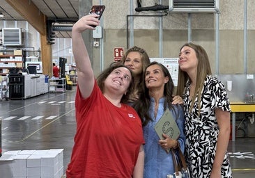 La Reina y sus hijas visitan a personas con discapacidad en sus vacaciones en Palma