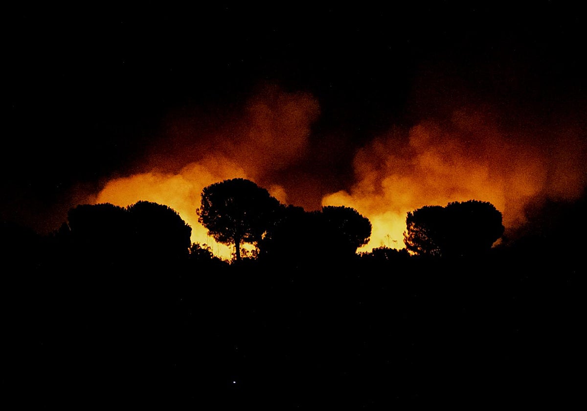 El incendio de Niebla al caer la noche