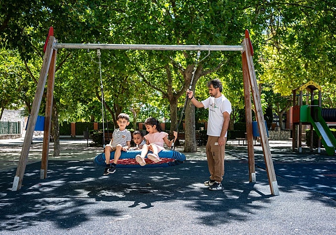 Baber Khan y sus hijos en un parque de su nuevo hogar