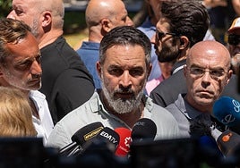 Abascal pide investigar a Sánchez por un posible delito de traición contra el Estado