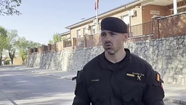 El agente que se hizo viral al rescatar un perro de un incendio: "Ayudar es un orgullo"
