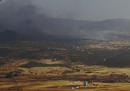 Un incendio provocado por un vehículo obliga a cortar la AP-6 y la N-VI en la provincia de Segovia