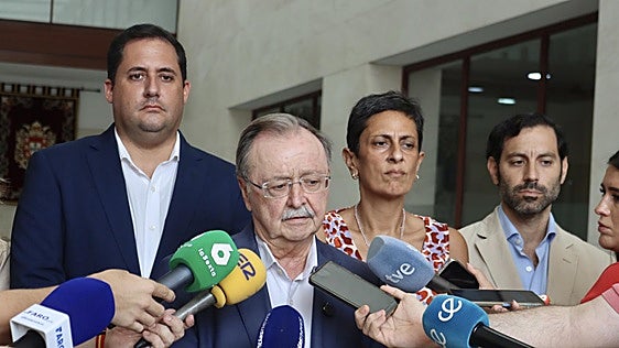 Vivas desmiente las cifras del Gobierno y denuncia que aún quedan entre 8.000 y 11.000 inmigrantes en Ceuta