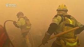 Los bomberos combaten el incendio de Castellón en Catí