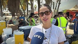Venezolanos limpian calles de La Guaira tras sismos para ayudar a reducir contaminación