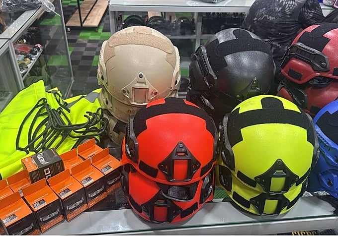 Equipamiento para buscar los cuerpos entre los escombros