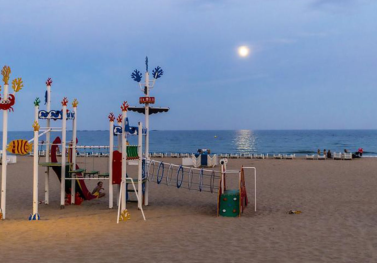 Imagen de archivo de la playa de la Villajoyosa