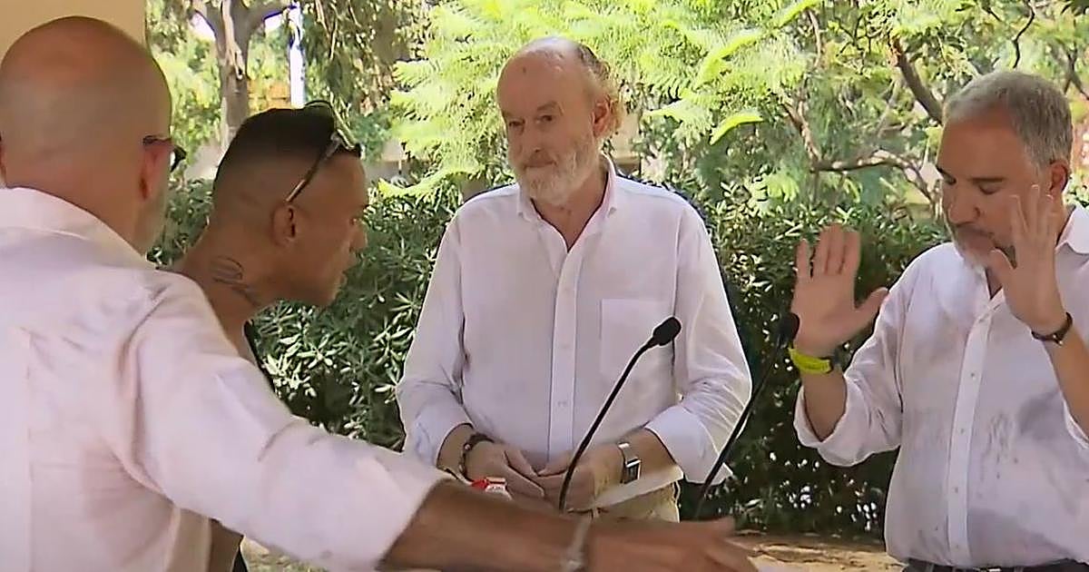 Un hombre interrumpe la comparecencia de Bendodo en Barcelona: «Estoy en la calle por la puta orden de alejamiento»