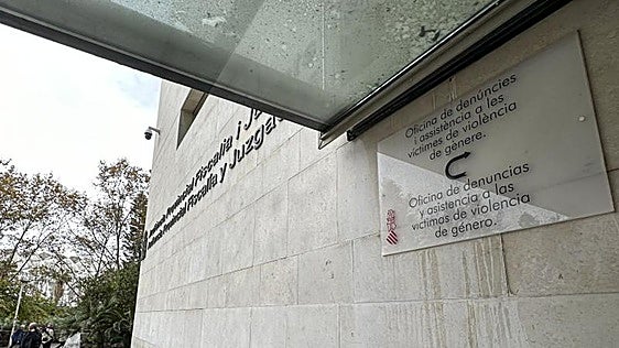 Once años de cárcel a un hombre por violar dos veces a la hija menor de unos amigos en Valencia