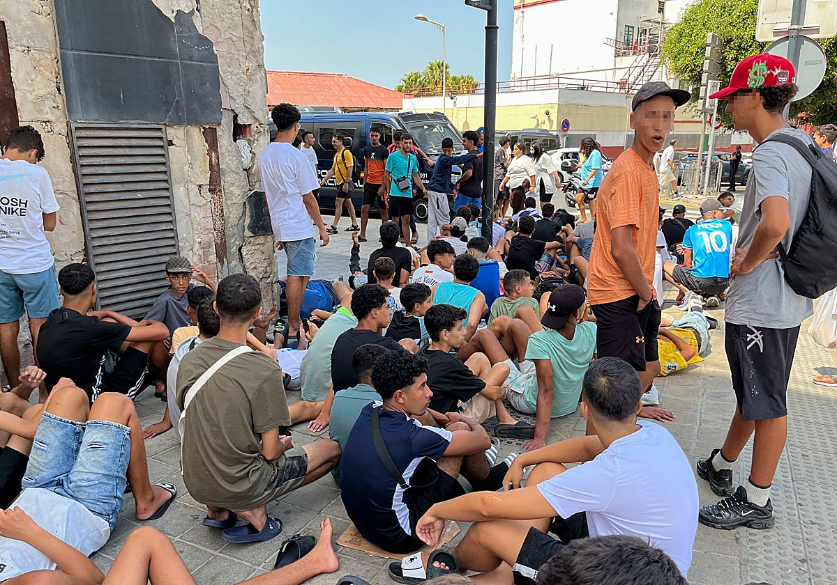 Decenas de menores siguen en las calles de Ceuta.