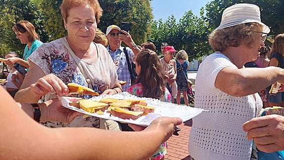 Este es el pueblo de Lugo que reparte gratis 2.000 raciones de rosca con queso