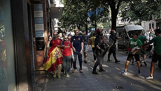 La Ertzaintza escolta a seguidores de la Selección ante radicales en Bilbao