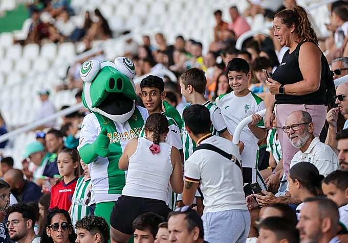 La mascota Koki abraza a un aficionado en El Arcángel