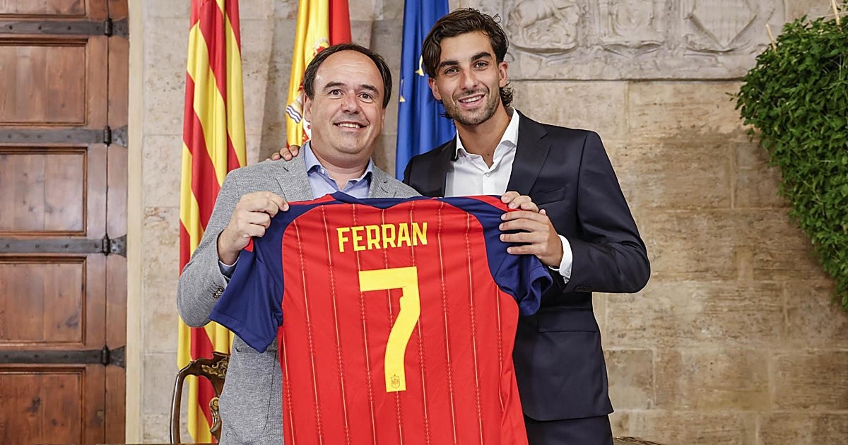 El PSOE exige a Pérez Llorca aclarar cuánto costará Ferran Torres como embajador