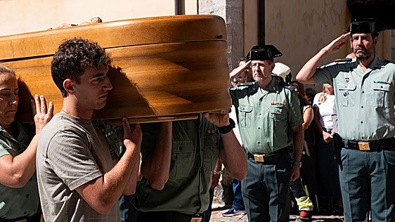 El gran agujero del crimen de la guardia civil Laura, el robo de la pistola: «Llevamos dieciséis años pidiendo armeros individuales»