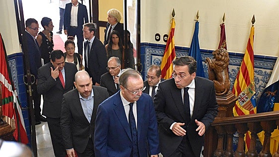 Vivas insiste en denunciar el «abandono» del Gobierno a Ceuta tras la visita del ministro Albares