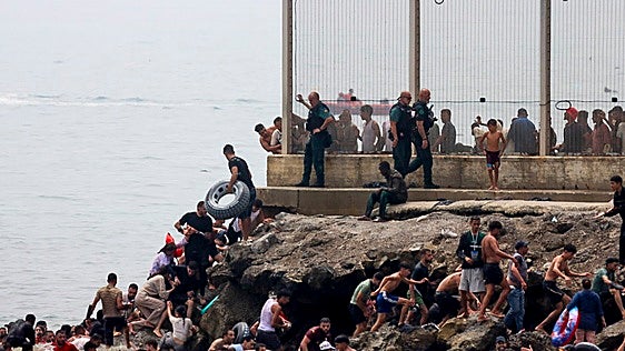Marruecos refuerza los controles ante el temor a otra entrada masiva en Ceuta el 15 de agosto