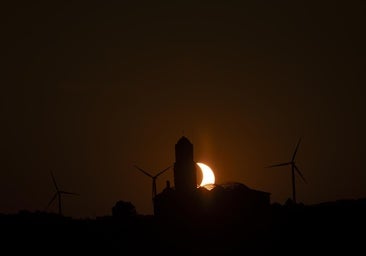 Un hospitalizado tras caer del techo de un tren en Tarragona mientras miraba el eclipse