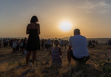 El yacimiento de Ategua se rinde ante la magia del eclipse solar: «Es una luz única, distinta a cualquier amanecer»