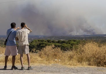 La propagación del incendio de Niebla baja a la mitad: «El objetivo es ir estrangulando el fuego»