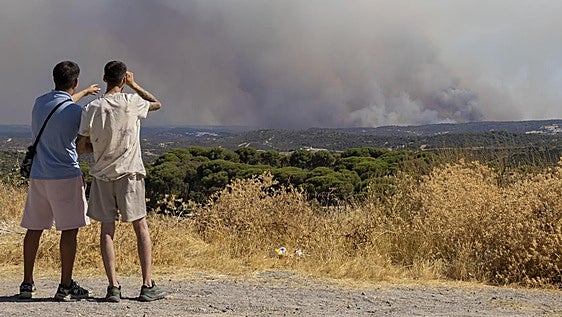 La propagación del incendio de Niebla es la mitad respecto al día anterior: «El objetivo es ir estrangulando el fuego»