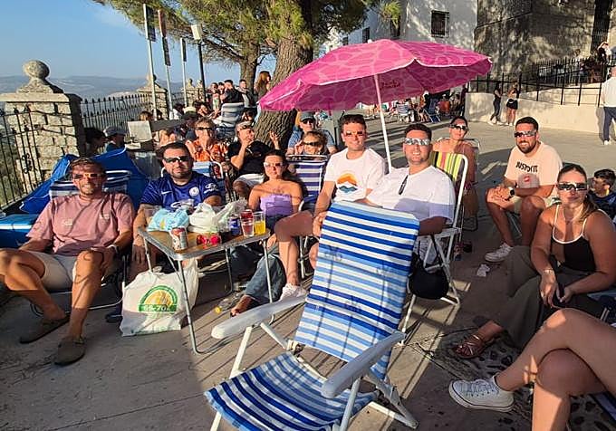 Varias personas viendo el eclipse en la Sierra de Aras