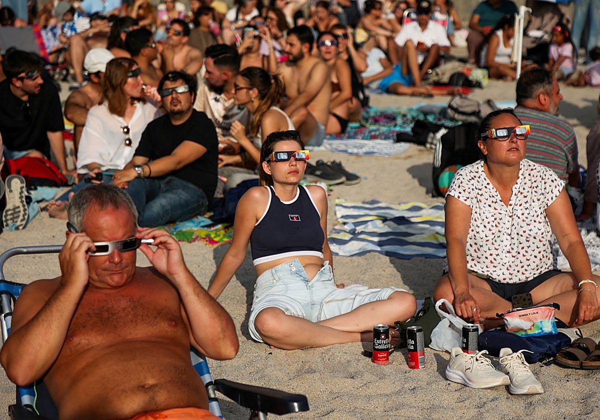 Miles de personas observaron el eclipse solar total en Galicia este miércoles, una jornada que el 112 cerró sin una sola emergencia relacionada con el fenómeno.