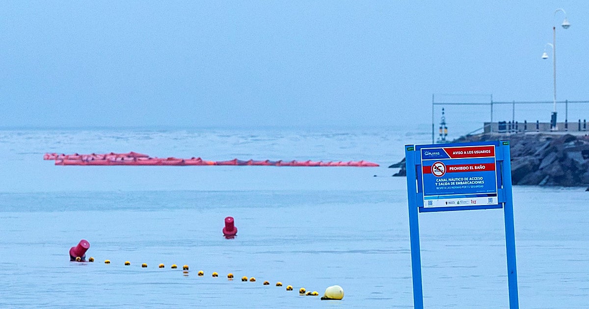 La Guardia Civil empieza a colocar una nueva barrera marítima en el dique sur de Melilla